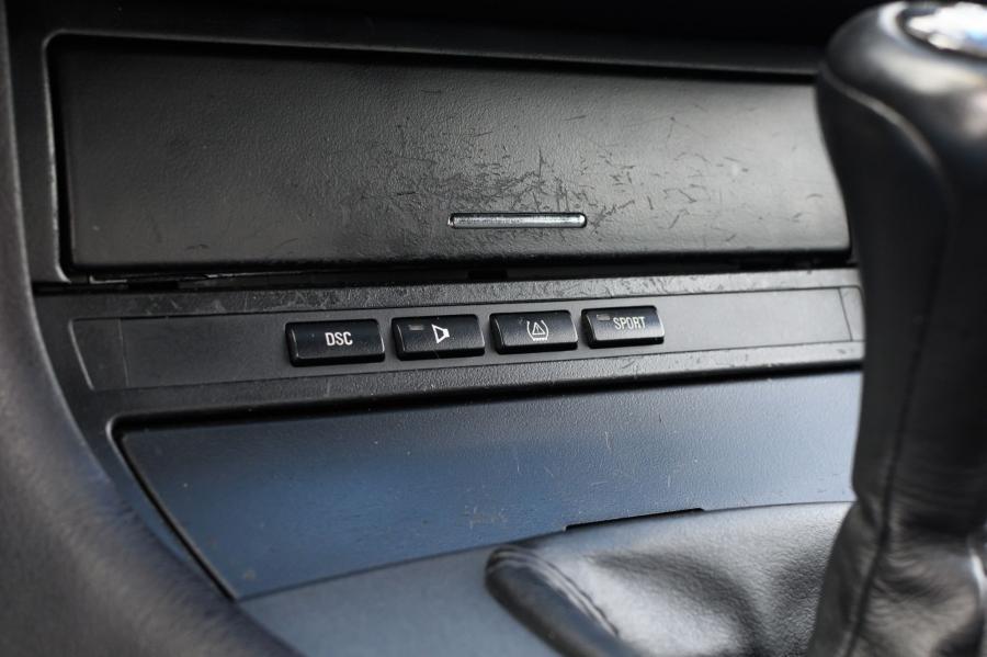 Детали интерьера BMW M3 Coupe Laguna Seca Blue (E46) 2004 года  (фото 30 из 60)